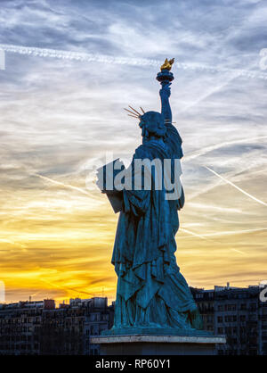 Réplique de la Statue de la liberté contre le coucher du soleil à Paris Banque D'Images