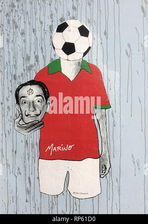 Joueur de football tenant la tête du peintre surréaliste espagnol Salvador Dali décrite dans le papier collage par artiste visuel brésilien Nelsinho Marino (2019) à Lisbonne, Portugal. Banque D'Images