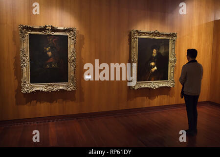 Visiteur en face de la peinture "PALLAS ATHENA" et "Portrait d'un vieil homme' de Rembrandt affiché dans le Musée Calouste Gulbenkian (Museu Calouste Gulbenkian) à Lisbonne, Portugal. Les deux tableaux ont été vendus par les bolcheviks de la collection du Musée de l'Ermitage (alors Leningrad, URSS, aujourd'hui Saint-Pétersbourg, Russie) à l'entrepreneur et philanthrope britannique Calouste Gulbenkian en 1930. Banque D'Images