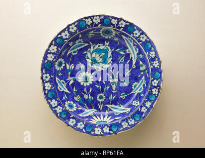 Fritware Iznik (pierre-coller) Assiette creuse avec des fleurs sous l'émail peint daté de circa 1550-1555 sur l'affichage dans le Musée Calouste Gulbenkian (Museu Calouste Gulbenkian) à Lisbonne, Portugal. Banque D'Images