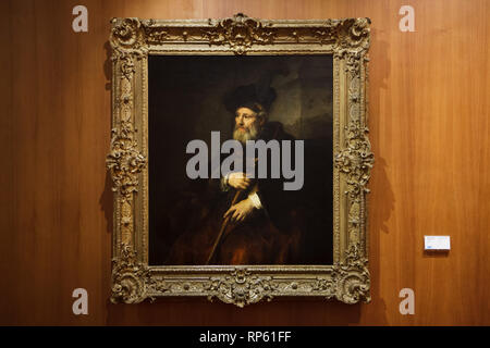 Peinture 'Portrait d'un vieil homme' de Rembrandt (1645) sur l'affichage dans le Musée Calouste Gulbenkian (Museu Calouste Gulbenkian) à Lisbonne, Portugal. Le tableau a été vendu par les bolcheviks de la collection du Musée de l'Ermitage (alors Leningrad, URSS, aujourd'hui Saint-Pétersbourg, Russie) pour 30 000 livres d'affaires et philanthrope britannique Calouste Gulbenkian en automne 1930. Banque D'Images