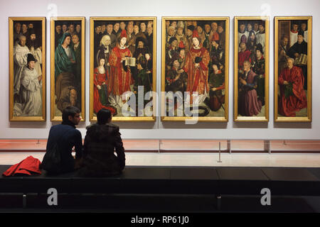 Visiteurs en face des panneaux de Saint Vincent par peintre de la cour portugaise Nuno Gonçalves (1470) affiché dans le Musée National d'Art Ancien (Museu Nacional de Arte Antiga) à Lisbonne, Portugal. Banque D'Images