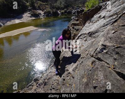 Cuesta Blanca, Cordoba, Argentine - 2018 : une femme randonnées sur terrain rocheux par la rivière San Antonio. Banque D'Images