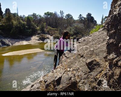 Cuesta Blanca, Cordoba, Argentine - 2018 : une femme randonnées sur terrain rocheux par la rivière San Antonio. Banque D'Images