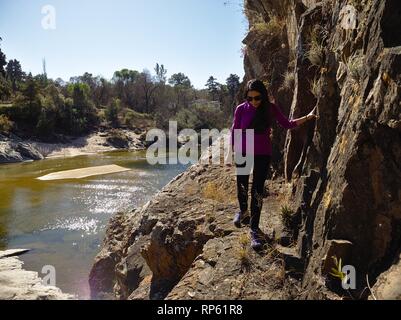 Cuesta Blanca, Cordoba, Argentine - 2018 : une femme randonnées sur terrain rocheux par la rivière San Antonio. Banque D'Images