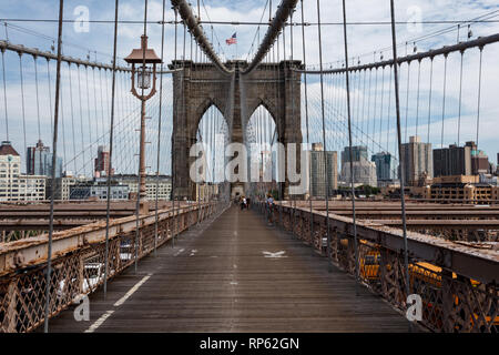 Vue de la tour et de passerelle entre Pont de Brooklyn à New York City Banque D'Images