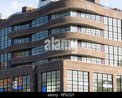 Coin arrondi sur un immeuble de bureaux à New York City avec balcon Banque D'Images