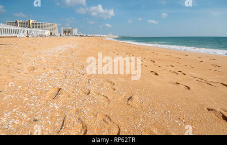 Longue plage de sable à Vilamoura, Loulé, Algarve, Portugal sur une journée ensoleillée Banque D'Images