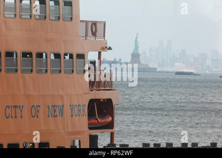 New York traverse traversier de passagers depuis le port de la Statue de la liberté de retourner à Manhattan Banque D'Images