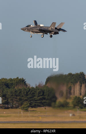 Royal Air Force RAF Lockheed Martin F-35B Lightning II Stealth jet avion de chasse à RAF Marham, Norfolk, Royaume-Uni. Atterrissage vertical avec porte ouverte Banque D'Images