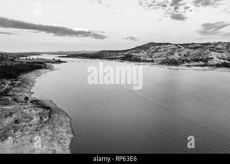 Pont sur le fleuve Murray et du lac Hume en noir et blanc - vue aérienne with copy space Banque D'Images