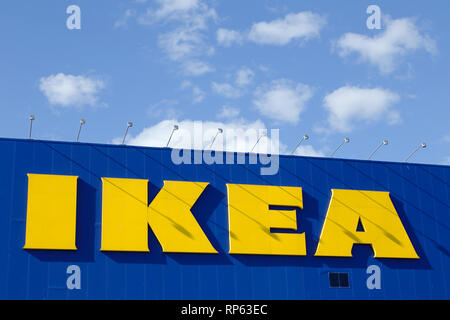 Uppsala, Suède - 6 juillet 2016 : l'extérieur avec logo Ikea sur le mur extérieur de magasin de meubles. Banque D'Images