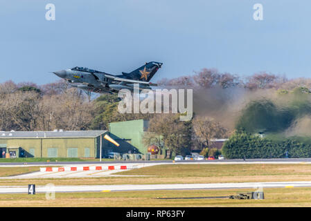 Royal Air Force Panavia Tornado Gr4 en avion de chasse au décollage de prendre part à la RAF Tornado Farewell Tour intitulé final avec Brume de chaleur à partir de l'efflux de jet Banque D'Images