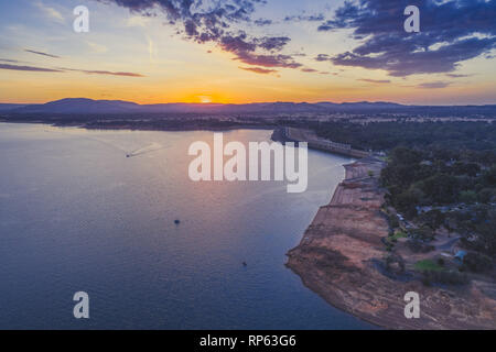 Vue aérienne de petits bateaux sur le lac de Hume au crépuscule. New South Wales, Australie Banque D'Images