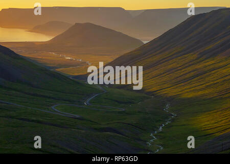 Soir de Hrafnseyrarheidi vue montagne route vers Pingeyri Dyrafjordur et fjord, Westfjords, Islande. Banque D'Images