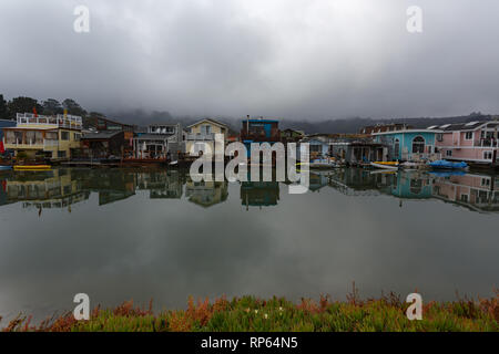 Vue au bord de l'eau et des réflexions de péniche de voisinage dans la baie de San Francisco comme approches tempête Banque D'Images