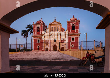Vue de la façade de la cathédrale par une voûte voisins dans Leon, Nicaragua Banque D'Images