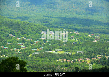 Maisons Mitoyennes sur le mont Washington en été, de sommet du mont Rosebrook, Bretton Woods, New Hampshire, USA. Banque D'Images