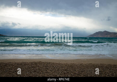 Des vagues dans la mer et plage de galets Banque D'Images