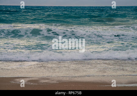 Des vagues dans la mer et plage de galets Banque D'Images