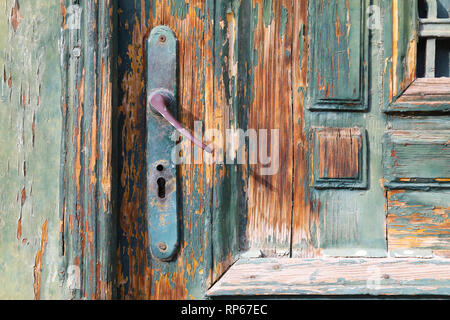 Détail de l'ancienne porte en bois, sur la Strada Avram Iancu dans la vieille ville historique de Sibiu, en Transylvanie, Roumanie Banque D'Images