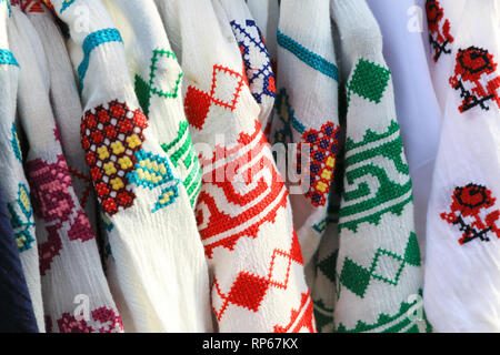 Vêtements traditionnels colorés, en vente sur le marché le Str Nicolae Balcescu, dans la vieille ville de Sibiu, en Transylvanie, Roumanie Banque D'Images