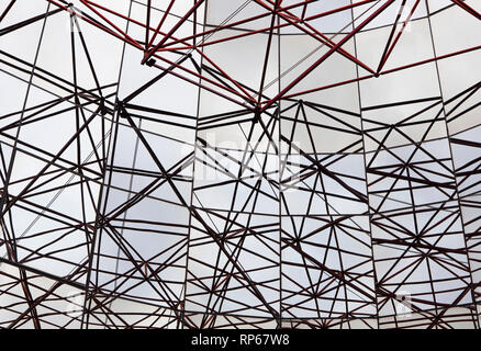 Image montre un résumé plafond métallique sur fond de ciel bleu Banque D'Images