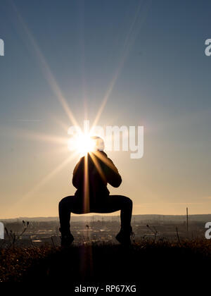 La Silhouette De Femme Libre De Droit De L Execution D Une Arborescence De Yoga Sur Une Plate Forme Avec Les Rayons Du Soleil Et Sun Star Photo Stock Alamy