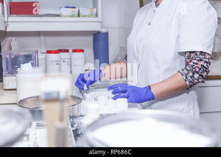 Jeune femme chimiste travaillant dans un laboratoire chimique Banque D'Images