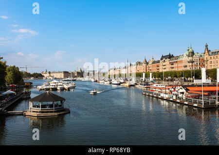 Skyline de Stockholm comme vu de Strandvagen sur une claire journée d'été avec des bateaux et yachts dans l'eau (Stockholm, Suède, Europe) Banque D'Images