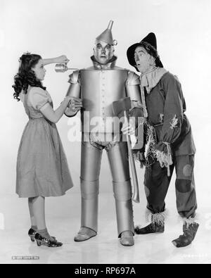 The Wizard of Oz 1939 Judy Garland comme Dorothy Jack Haley comme Tin Man Ray Bolger comme épouvantail posé directeur Victor Fleming Portrait L Frank Baum Metro Goldwyn Mayer Banque D'Images