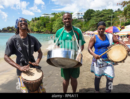 Incubateurs locaux sur bande Villa Beach, St George, Saint Vincent et les Grenadines, Lesser Antilles, Caribbean Banque D'Images