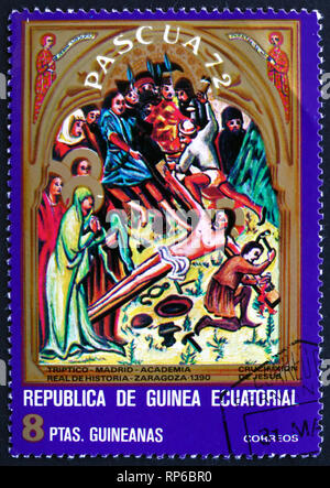 Guinée Équatoriale - VERS 1972 : un timbre imprimé en Guinée équatoriale montre la Crucifixion, Pâques, Détail de triptyque, vers 1972 Banque D'Images