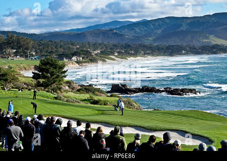 11 Février, 2019 Pebble Beach Golf Links, CA, USA Le 8ème trou à Pebble Beach Golf Course en vue de Carmel Beach lors de l'AT&T Pebble Bea Banque D'Images