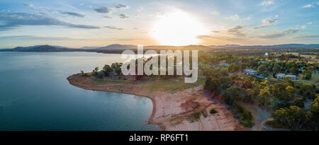 Panorama de l'antenne de coucher du soleil sur le lac de Hume Village en Nouvelle Galles du Sud, Australie Banque D'Images