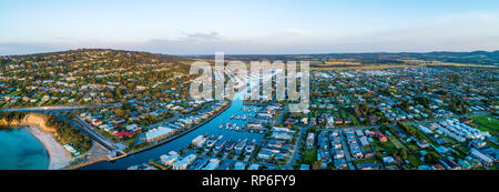 Panorama de l'antenne de banlieue côtière de luxe sur la péninsule de Mornington. Coffre Beach, Melbourne, Australie Banque D'Images