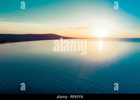 Coucher du soleil sur la côte de l'océan de rêve - vue aérienne with copy space Banque D'Images