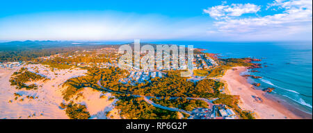 Beau panorama aérien de Anna Bay township et côte de l'océan au coucher du soleil. Anna Bay, New South Wales, Australie Banque D'Images