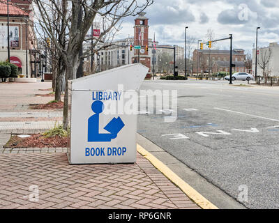 Boîte de dépôt des livres de bibliothèque sur une rue de la ville, au bord du trottoir, à Montgomery, en Alabama, USA. Banque D'Images