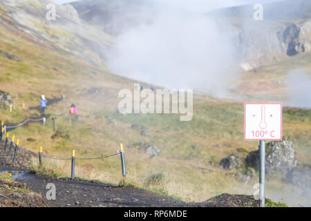 L'Islande, de Reykjadalur Hveragerdi Hot Springs Road sentier avec de la vapeur au cours de l'automne. le matin au cercle d'or avec signe pour celsius temperatur Banque D'Images