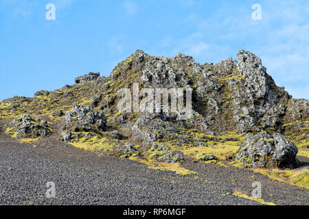 L'Islande, de Reykjadalur Hveragerdi Hot Springs trail au cours de jour en cercle d'or avec personne et rocky hill paysage gravier Banque D'Images