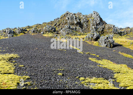 L'Islande, de Reykjadalur Hveragerdi Hot Springs trail en cercle d'or avec personne et rocky hill paysage gravier Banque D'Images