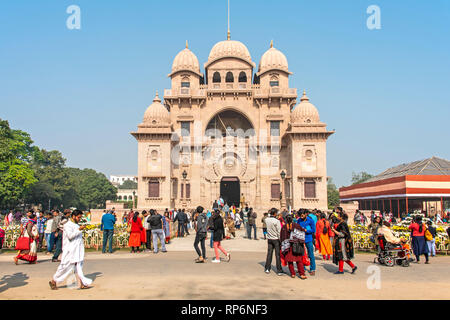 L'église de Belur Math à Kolkata avec les touristes et la population locale autour de la marche et les visites sur une journée ensoleillée avec ciel bleu. Banque D'Images