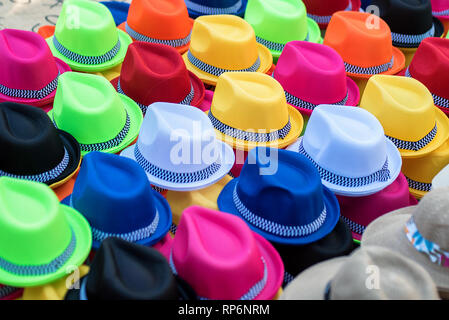 Collection de plusieurs couleurs de chapeaux Panama en vente par un vendeur de rue à Carthagène, Colombie Banque D'Images