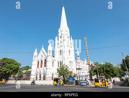 Vue extérieure de l'église San Thome, également connu sous le nom de basilique-cathédrale Saint Thomas à Chennai sur une journée ensoleillée avec ciel bleu. Banque D'Images