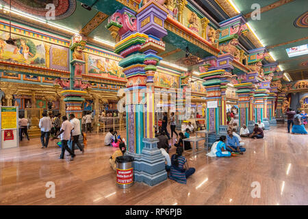 Vue de l'intérieur du temple Manakula Vinayagar Temple à Pondichéry avec les internautes. Banque D'Images