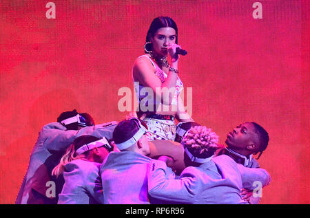 Dua Lipa joue sur la scène du Brit Awards 2019 à l'O2 Arena, Londres. ASSOCIATION DE PRESSE PHOTO. Photo date : mercredi 20 février, 2019. Voir PA story SHOWBIZ Brits. Crédit photo doit se lire : Victoria Jones/PA Wire. Usage éditorial uniquement. Banque D'Images