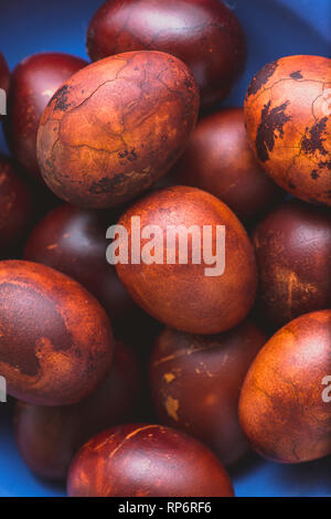 Oeufs de Pâques dans le bol en céramique bleu. Peint en brun avec des taches et fissures. Focus macro shot sélective avec DOF peu profondes Banque D'Images