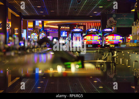 Las Vegas, Nevada-March 10, 2017 Casino : machines dans la zone de divertissement de nuit Banque D'Images