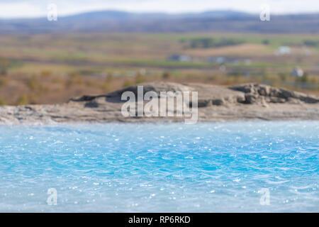 La vallée de Haukadalur, l'Islande avec gros plan abstrait bleu d'azur Grand Geysir Geyser piscine avec personne dans les sources chaudes du sud Golden géothermique C Banque D'Images